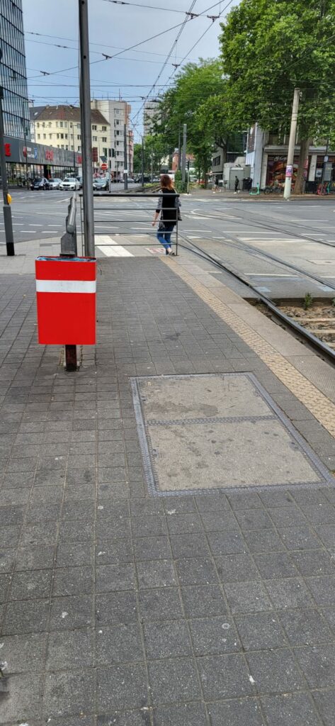 Ein Bahnsteig am Barbarossaplatz in Köln